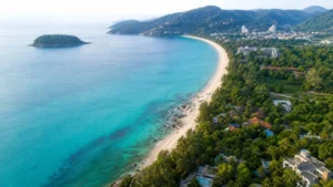 Побережье Пхукета с пляжем и зелёными холмами