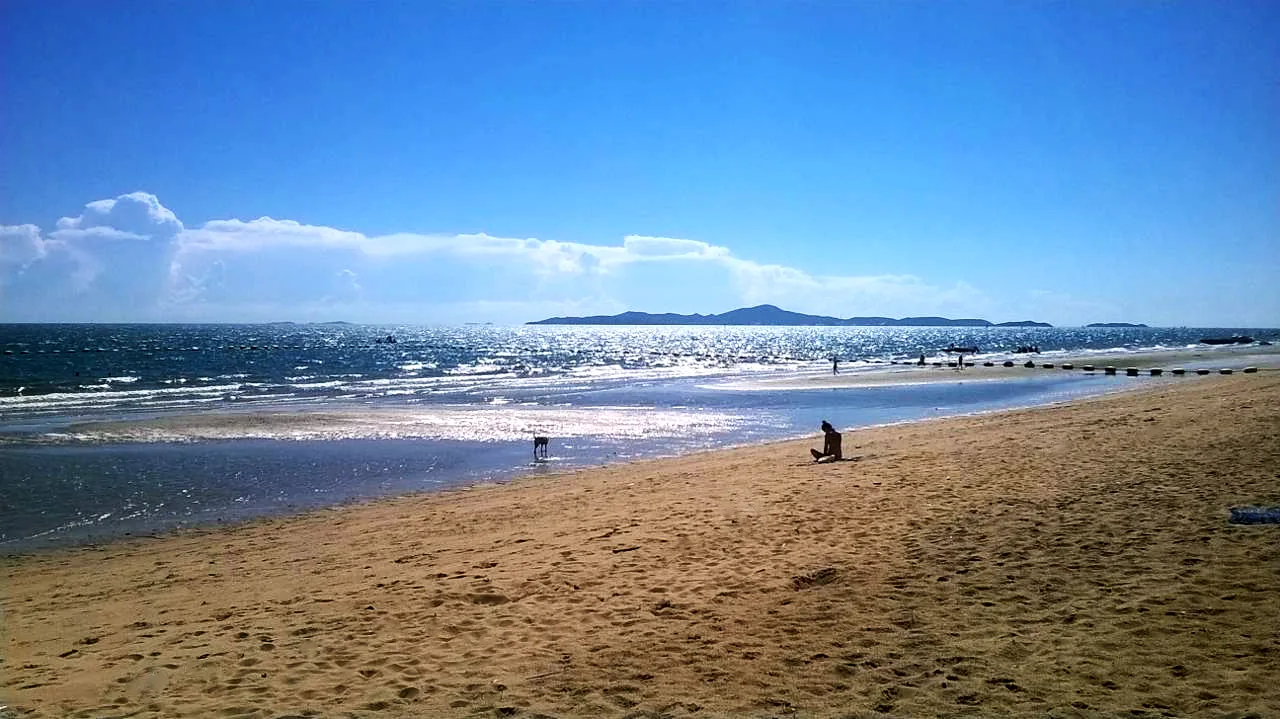 Песчаный пляж Джомтьен в Паттайе и спокойное море