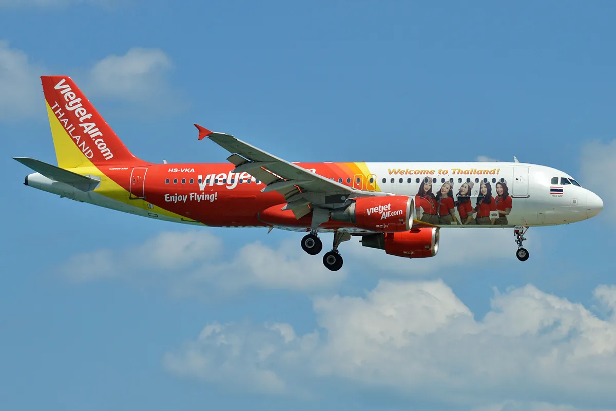 Самолет Thai Vietjet Air перед внутренним рейсом по Таиланду