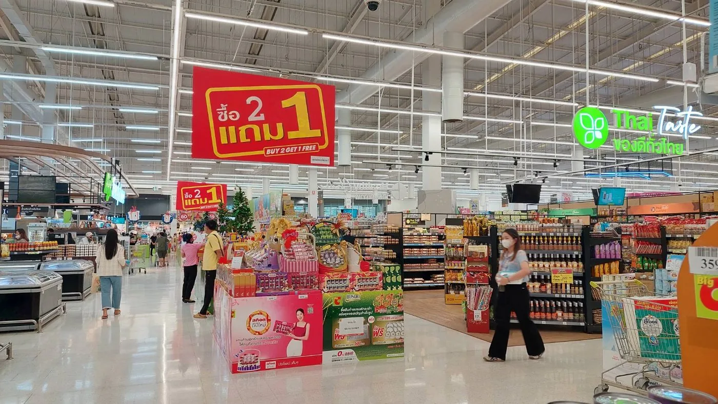 Гипермаркет Big C Supercenter в Таиланде с торговыми рядами и парковкой