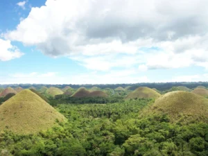 Знаменитые карстовые Шоколадные холмы Chocolate Hills на острове Бохол Филиппины