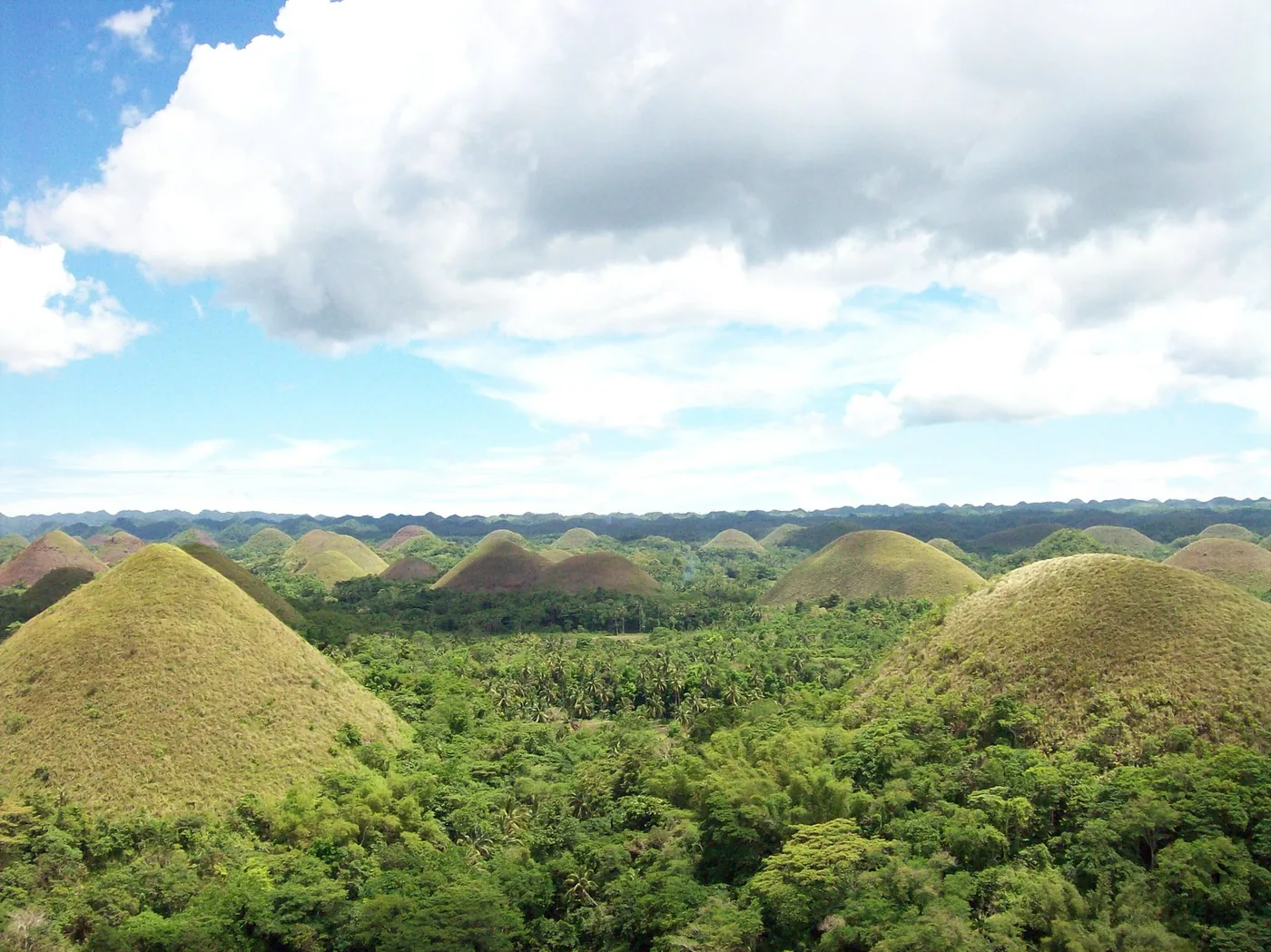 Знаменитые карстовые Шоколадные холмы Chocolate Hills на острове Бохол Филиппины