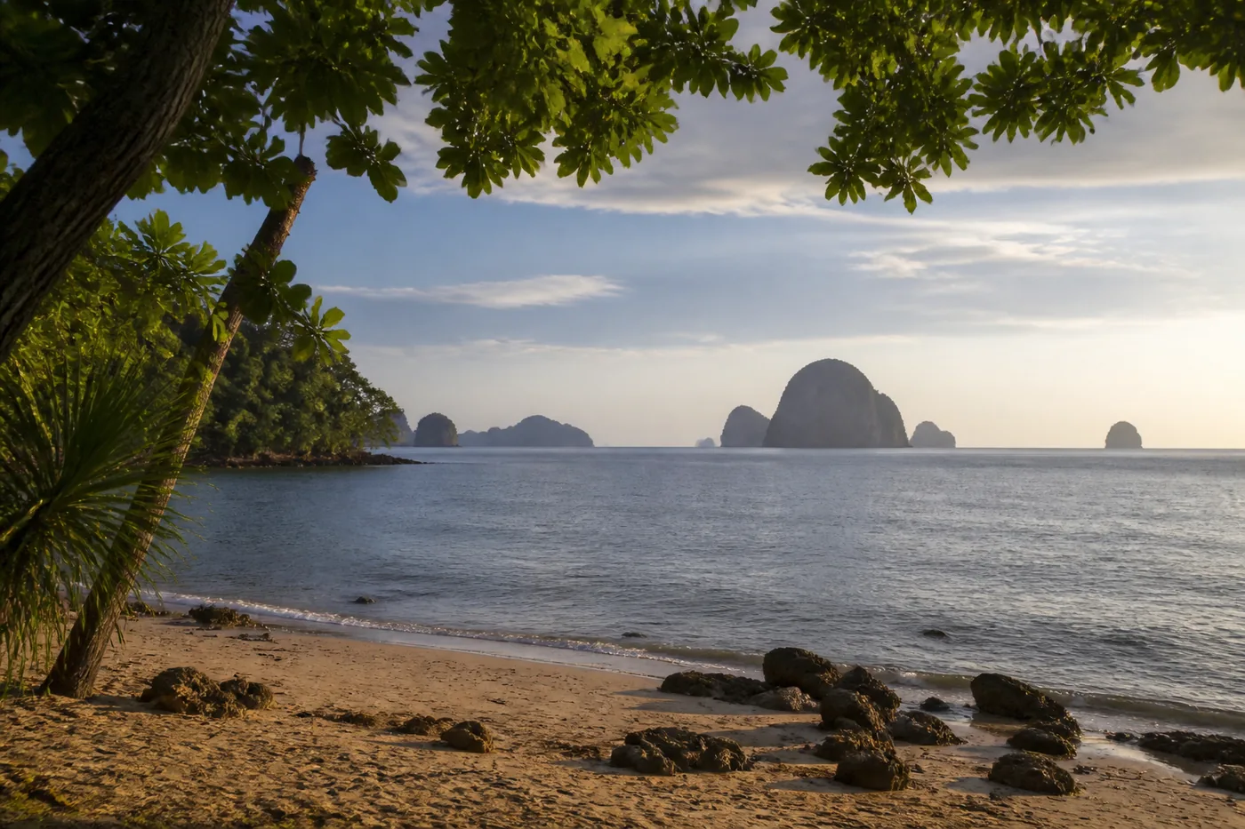 Пляж Тубкаек на побережье Краби откуда ближе всего плыть на остров Хонг