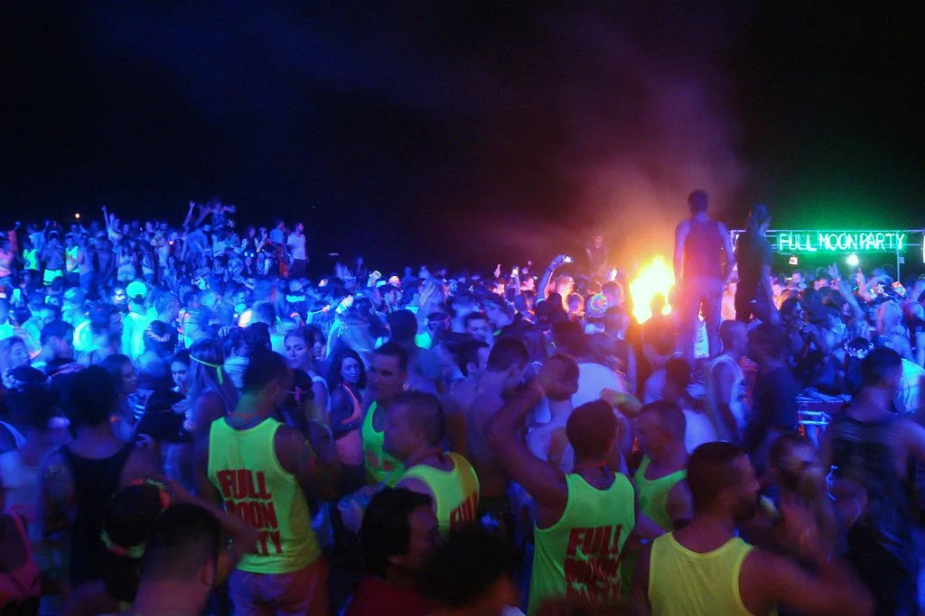 Ночная вечеринка Full Moon Party с неоновыми красками и огнями на пляже Хаад Рин Ко Панган