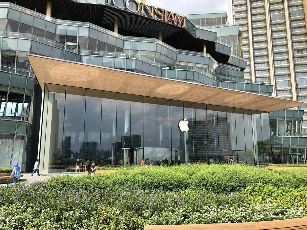 Терраса молла ICONSIAM на берегу реки Чао Прайя в Бангкоке