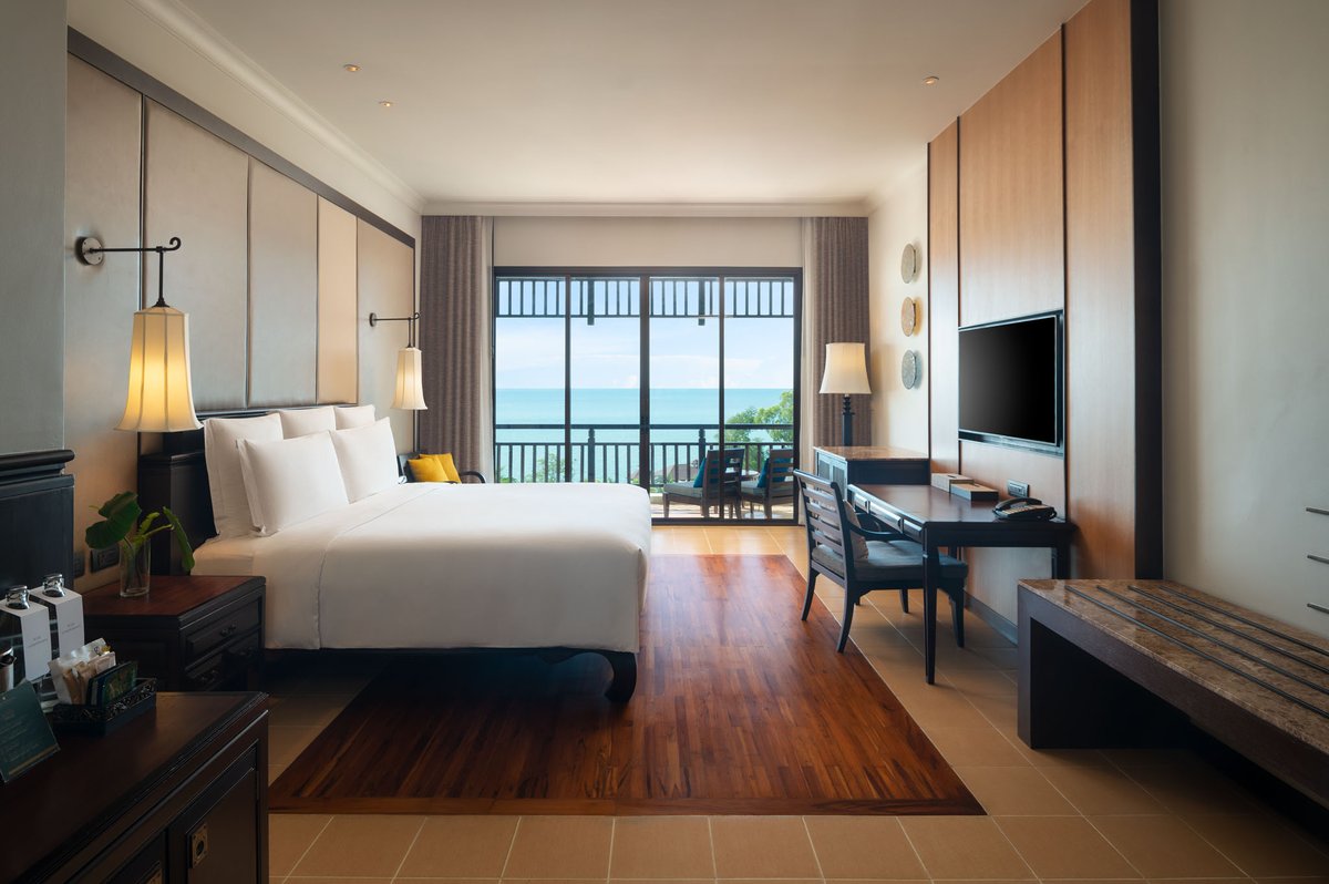 Официальный интерьер номера 1 King Classic Ocean View в InterContinental Pattaya Resort