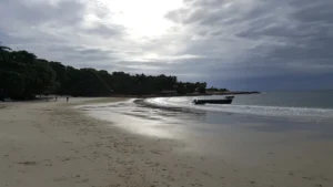 Пляж Вонг Дуан на острове Ко Самет, бирюзовая вода и белый песок