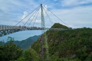 Изогнутый вантовый мост Langkawi Sky Bridge над тропическими джунглями острова Лангкави