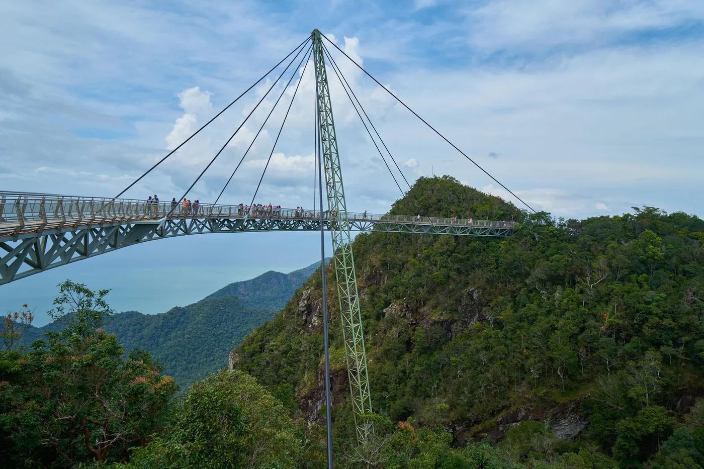 Изогнутый вантовый мост Langkawi Sky Bridge над тропическими джунглями острова Лангкави