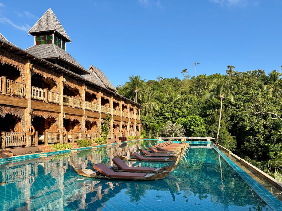 Бассейн с водопадом в отеле Santhiya Koh Phangan Resort