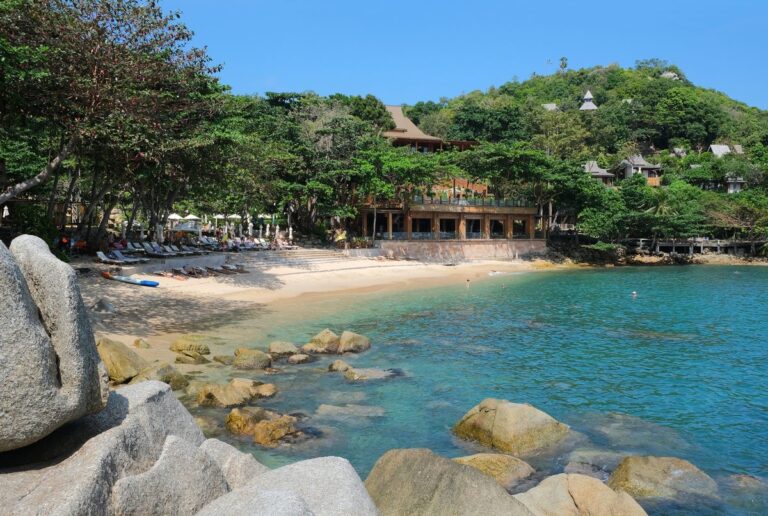 Santhiya Koh Phangan Resort 5*: резной тиковый дворец на Пангане, трансфер и цены 2026/2027