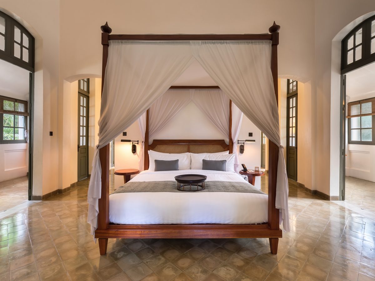 Спальня из резного тикового дерева в Santhiya Koh Phangan Resort