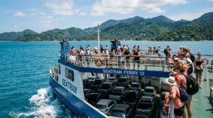 Автомобильный паром Seatran Ferry с пассажирами на верхней палубе на пути на Самуи
