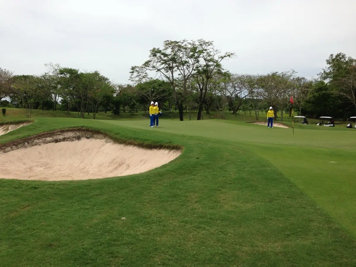 Фервей и грин чемпионского поля Old Course в гольф-клубе Siam Country Club Паттайя
