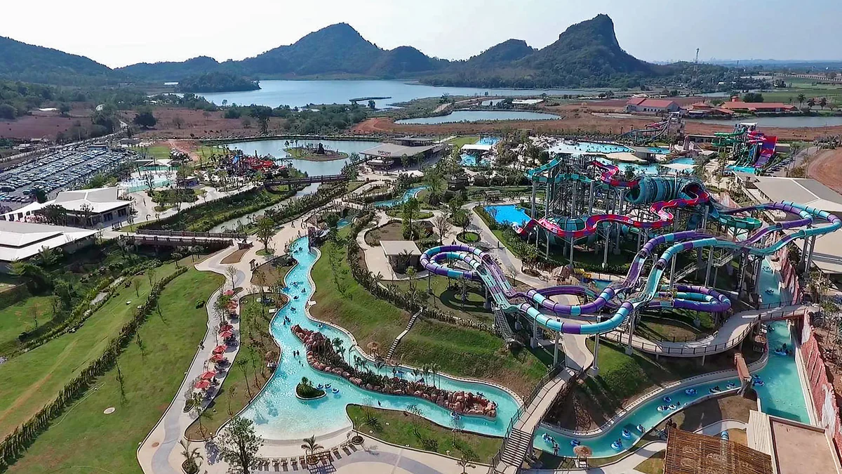 Панорама крупнейшего аквапарка Таиланда Рамаяна (Ramayana Water Park) среди живописных холмов Паттайи