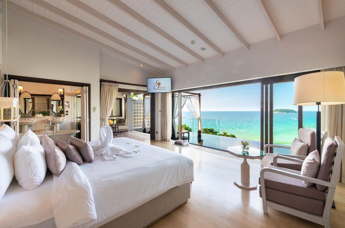 Официальное фото спальни Seaview Pool Villa в отеле The Shore at Katathani с видом на море