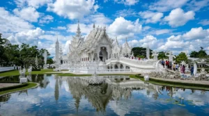 Белоснежная архитектура Белого храма Wat Rong Khun с зеркальной мозаикой в Чианграе
