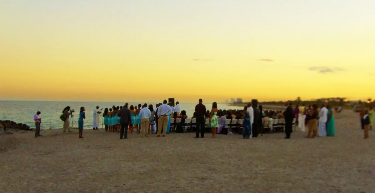 Романтическая свадебная церемония на песчаном пляже в лучах заходящего солнца