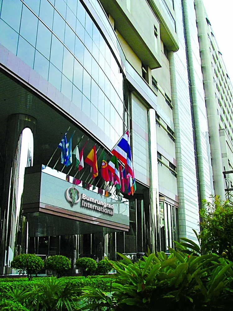 Фасад международного госпиталя Bumrungrad International Hospital в Бангкоке