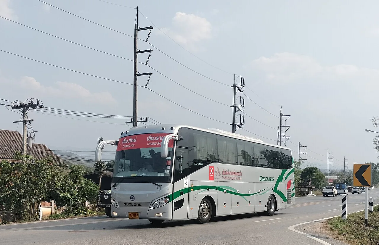 Междугородний автобус Green Bus на трассе на севере Таиланда