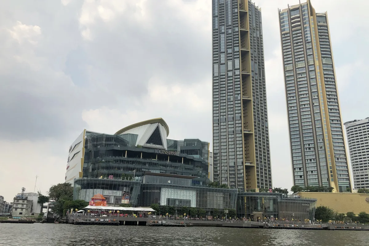 Торговый комплекс ICONSIAM и высотные башни на берегу реки Чаопрайя
