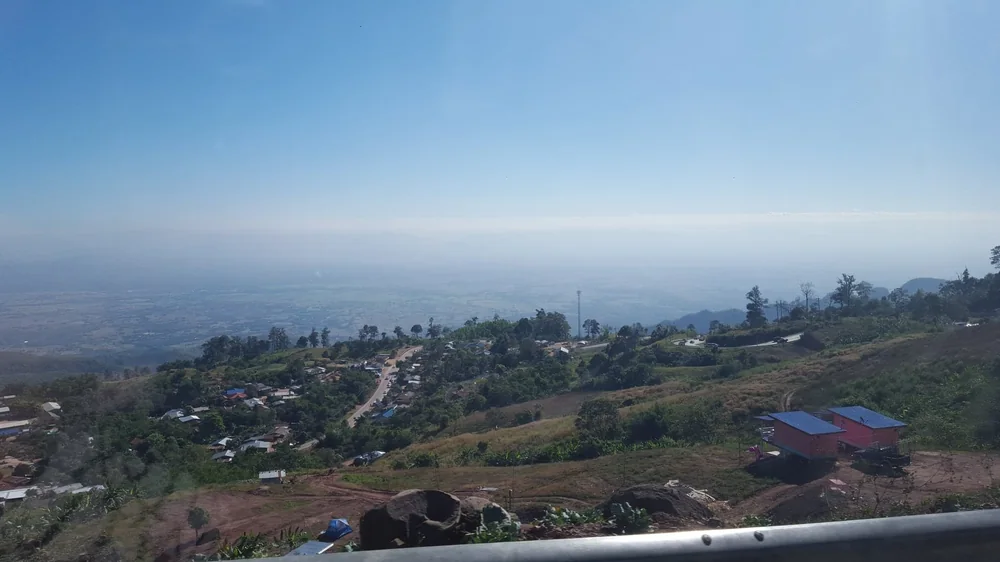 Панорама горной долины Кхао Кхо, залитой густым белым морем утреннего тумана