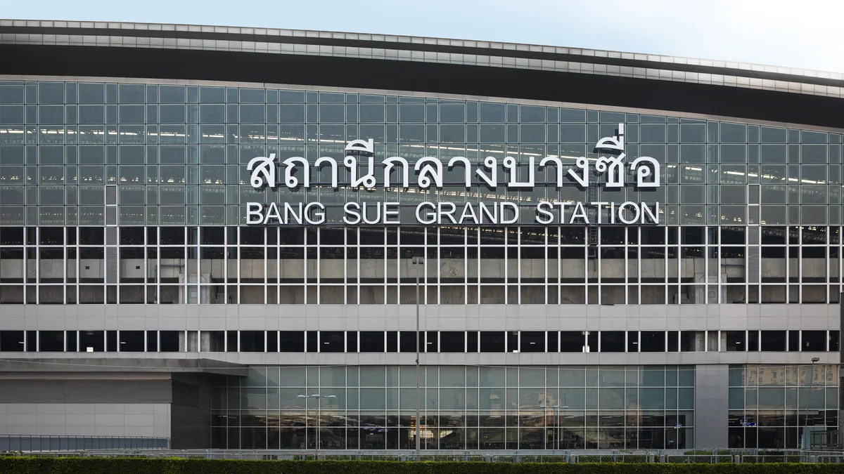 Современный терминал центрального железнодорожного вокзала Krung Thep Aphiwat в Бангкоке