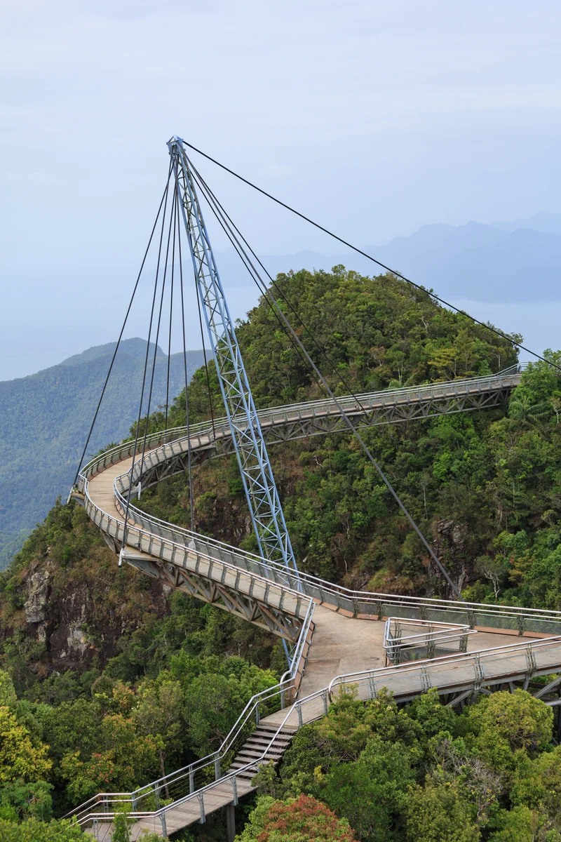 Знаменитый изогнутый вантовый мост Sky Bridge над горными джунглями острова Лангкави в Малайзии