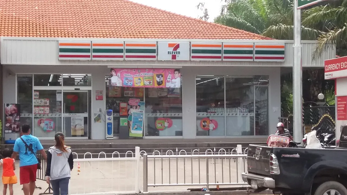 Магазин 7-Eleven на Бич-роуд в Паттайе и прохожие у входа